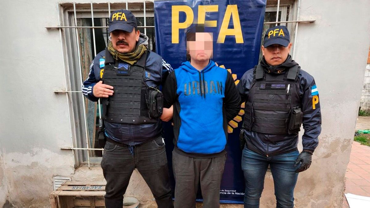 Durante el operativo fue detenido un hombre argentino de 22 años. (NA).