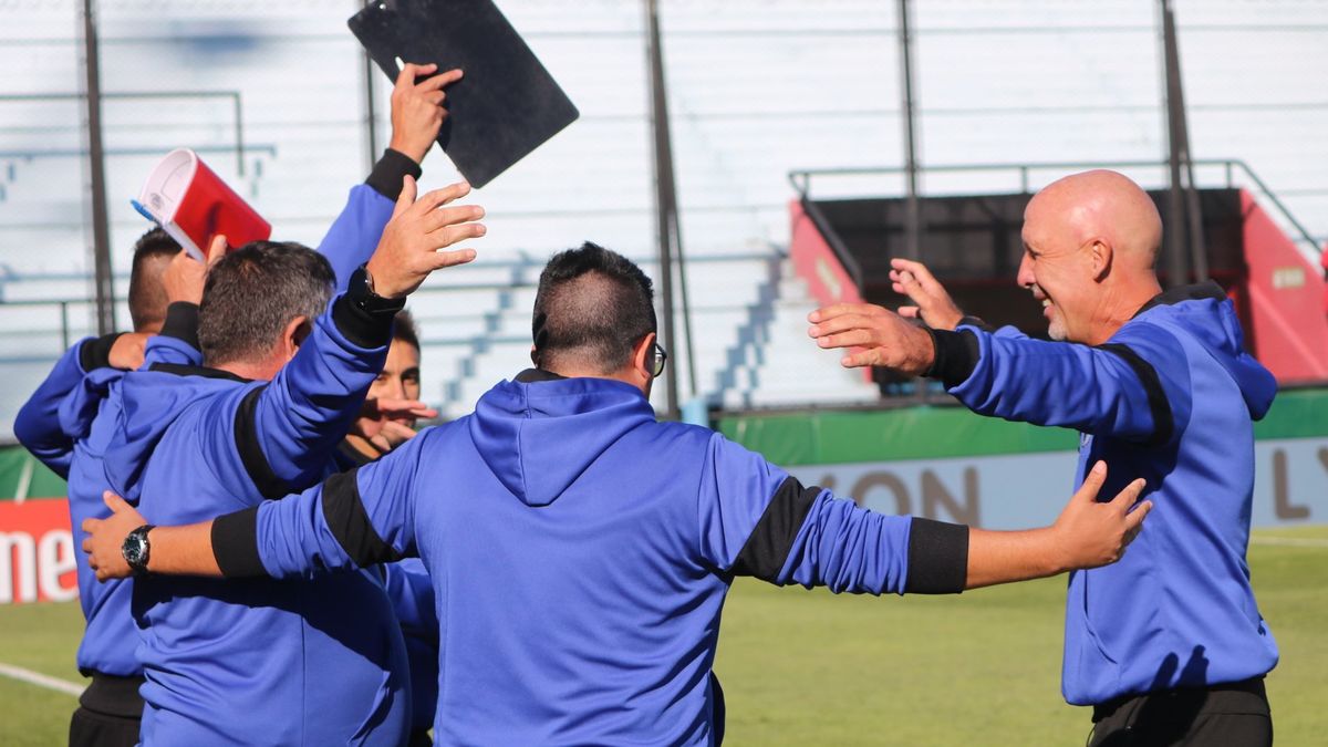 El Gato Oldrá festejó mucho el triunfo junto a su cuerpo técnico.