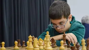 Quién es Faustino Oro, el chico de 10 años que le ganó al campeón mundial de ajedrez Magnus Carlsen