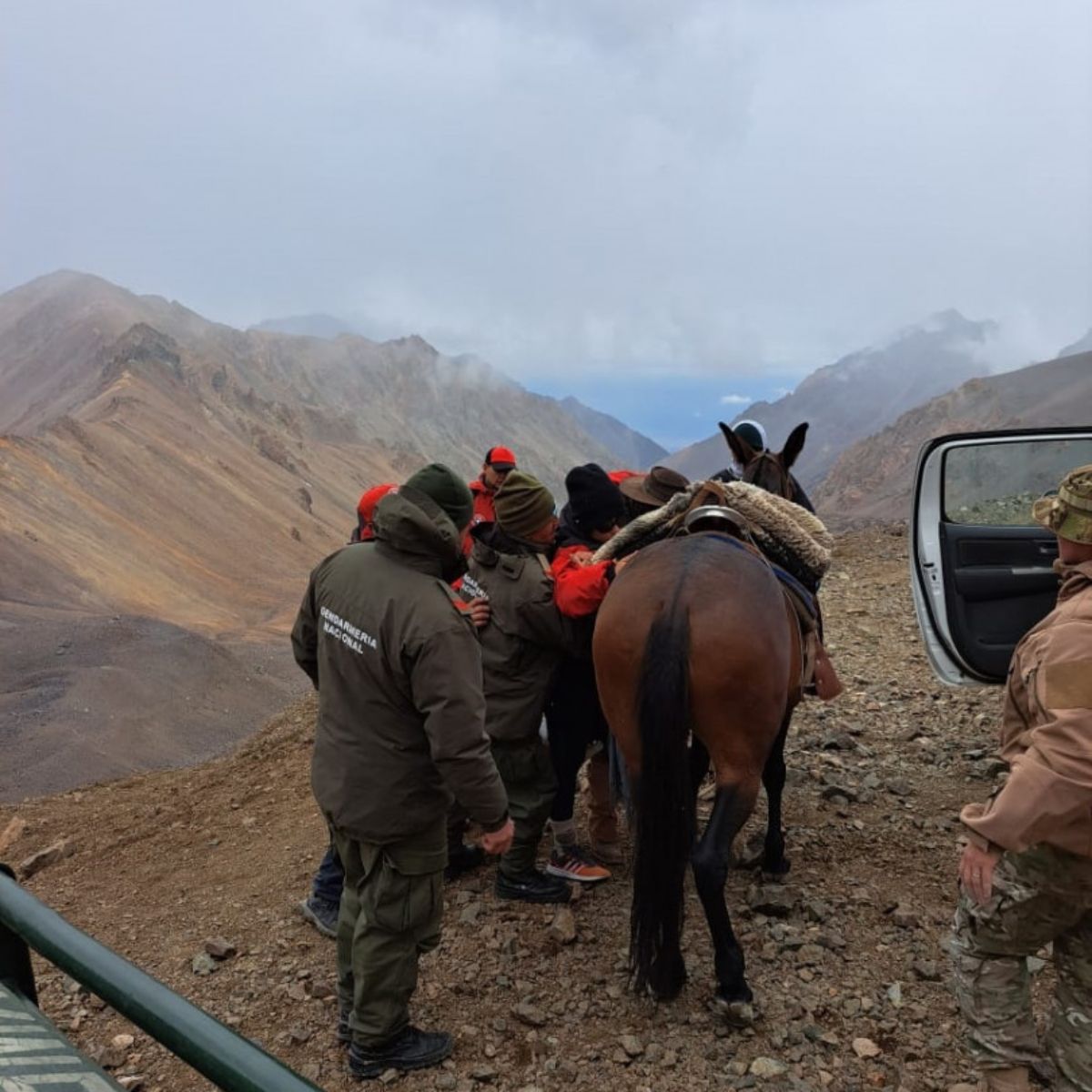 El trabajo coordinado de la Patrulla de Rescate de la Policía de Mendoza y otra de Gendarmería, permitió rescatar a la accidentada luego de llegar al refugio Real de la Cruz.