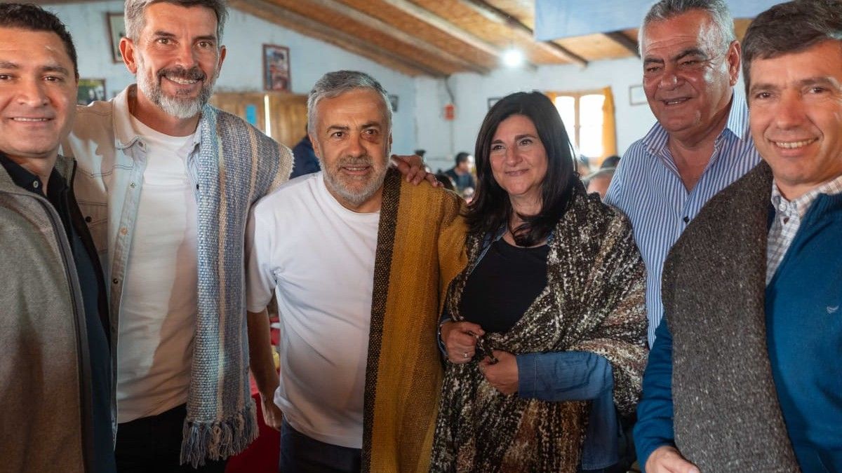 El intendente de Lavalle Edgardo González visitado por los radicales, el diputado Jorge López, Ulpiano Suarez, Alfredo Cornejo, Gabriela Testa y Andrés Lombardi. El intendente de Lavalle Edgardo González visitado por los radicales, el diputado Jorge López, Ulpiano Suarez, Alfredo Cornejo, Gabriela Testa y Andrés Lombardi.