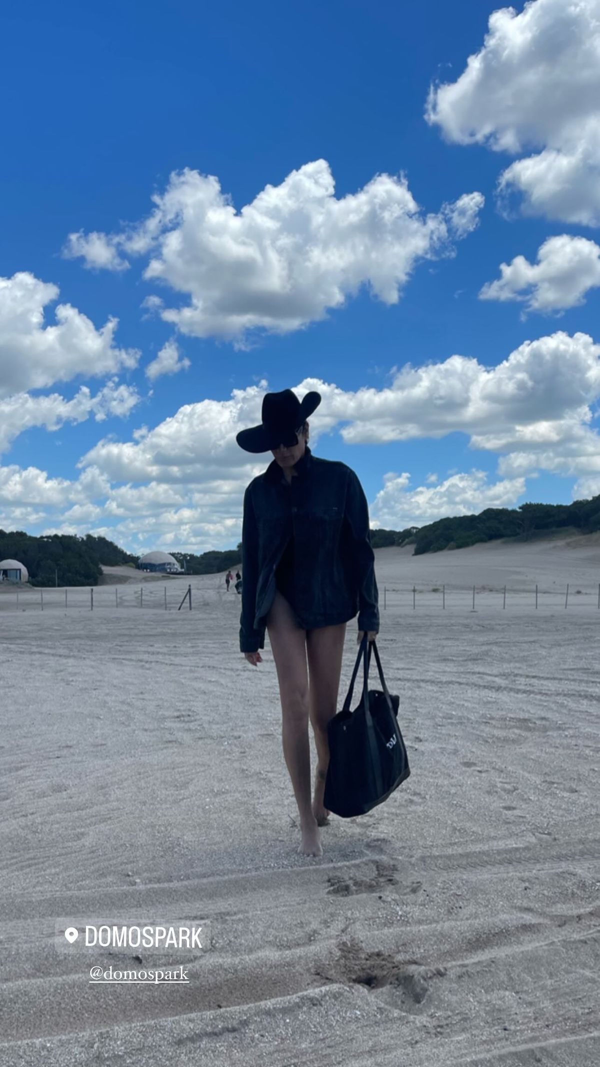 Florencia de la V se muestra en enteriza ultra cavada y paraliza la playa. Florencia de la V se muestra en enteriza ultra cavada y paraliza la playa.