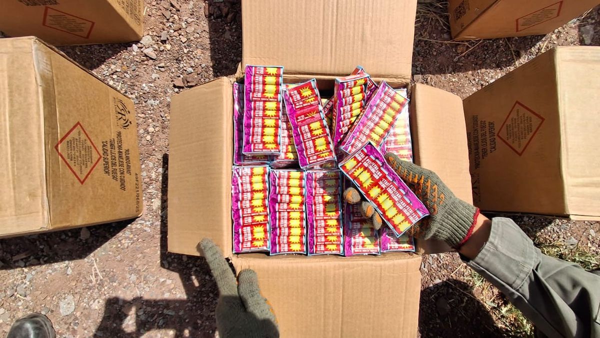 Gendarmer&iacute;a Nacional secuestr&oacute; 152 cajas de pirotecnia de contrabando que eran transportadas en una camioneta por la alta monta&ntilde;a.
