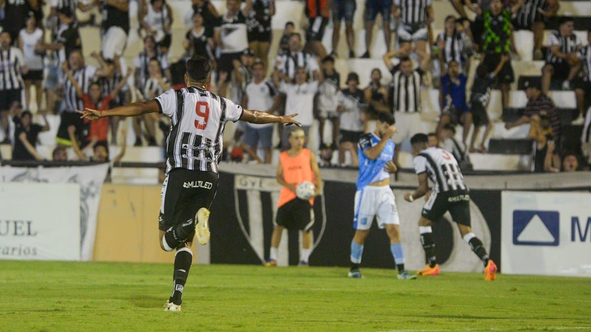 Nicolás Ferreyra festejando el gol del empate ante Estudiantes de Río Cuarto. Foto: Martín Pravata/UNO. Nicolás Ferreyra festejando el gol del empate ante Estudiantes de Río Cuarto. Foto: Martín Pravata/UNO. 