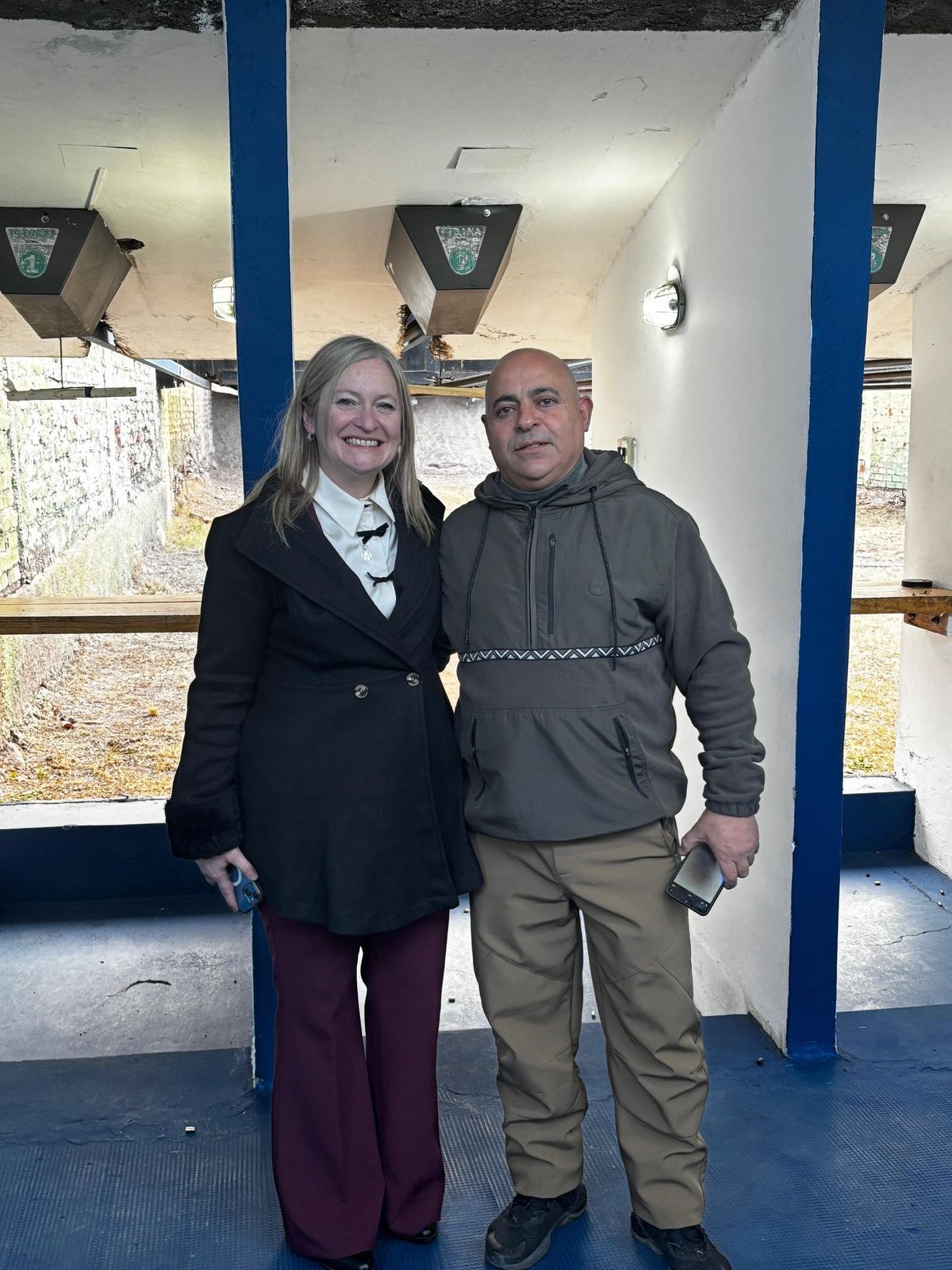  A>La vicegobernadora Hebe Casado con el instructor de tiro Adrián Navarro. A>La vicegobernadora Hebe Casado con el instructor de tiro Adrián Navarro.