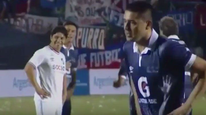 ¡Se lo extraña! Román picó un penal en la despedida del Chino Recoba