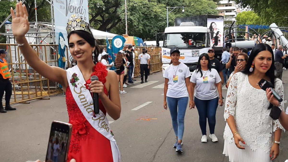 La reina de Santa Rosa se bajó del carro y caminó junto a la intendenta, Flor Destéfanis.