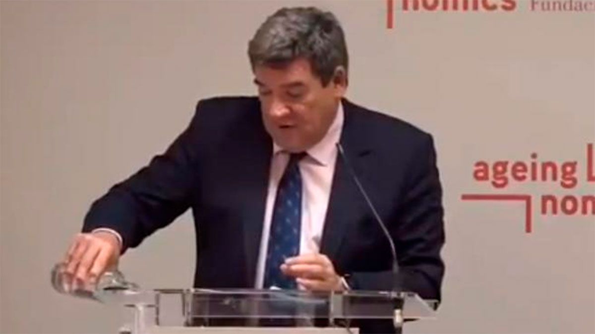 Un ministro del gobierno español se volvió viral por su acción durante una conferencia.