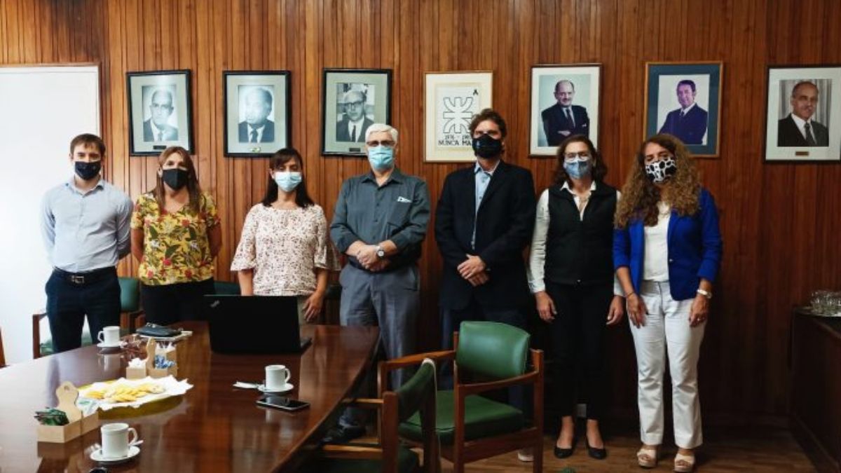 Este fue el Comité evaluador de los capacitadores del plan Mendoza Futura: Lucas Carballo, Paula Zanetta, y Luciana Silvestri por el Ministerio de Economía y Energía; Silvia Castell por la DGE; Marcos Domínguez por el Polo TIC; Carina Rotella por la UTN Regional Mendoza; la Coordinación de Egresados UNCuyo, Eugenia Moyano Guilhou y Daniel Parisi.