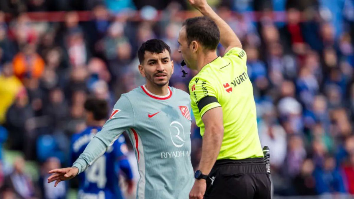 Ángel Correa insultó al árbitro que lo expulsó en el partido entre Atlético de Madrid y Getafe y lo suspendieron por cinco fechas.