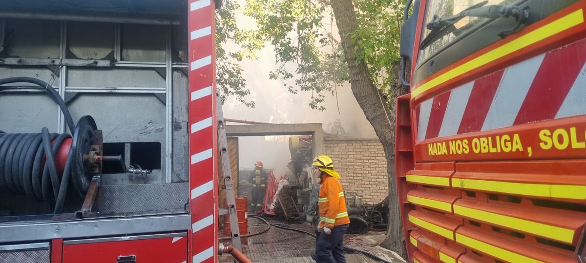 Personal de bomberos de Guaymallén trabajó intensamente para contener el fuego.