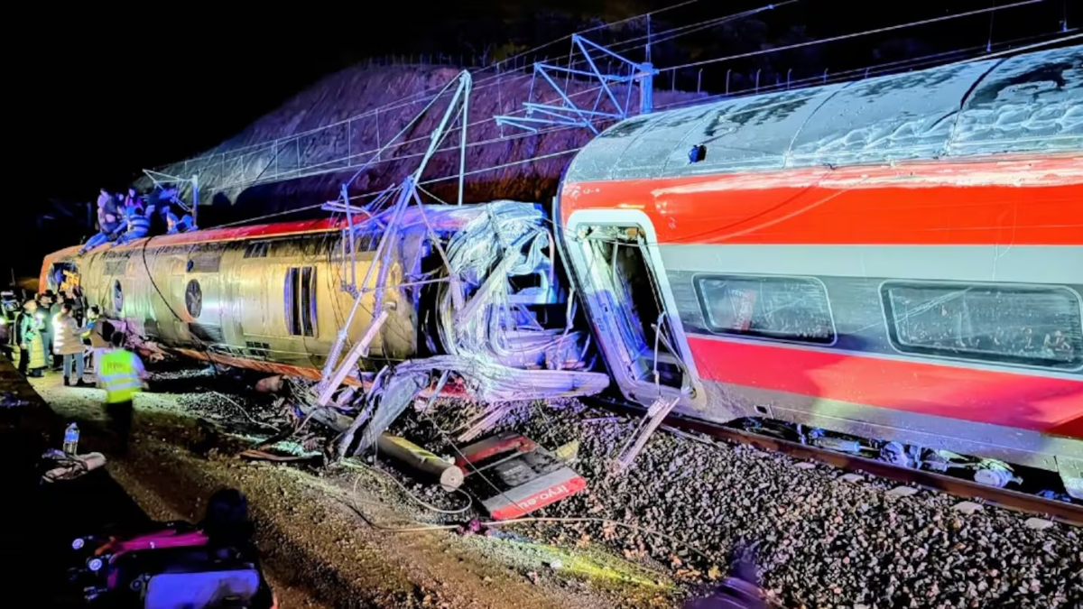 Tragedia ferroviaria en España dejó 39 muertos y más de 150 heridos tras el choque de dos trenes