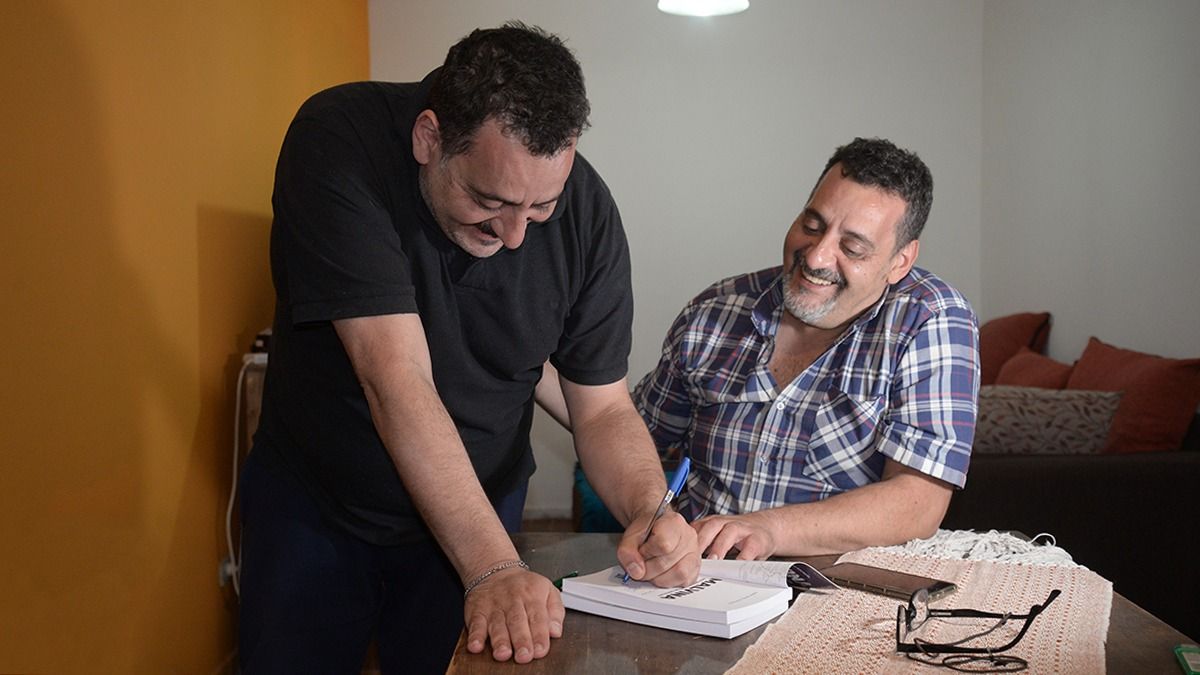 Fabián es escritor full time, mientras que Ariel es historiador además. Ambos realizaron una gran tarea de recopilación de documentos y relatos de combatientes para la obra literaria.