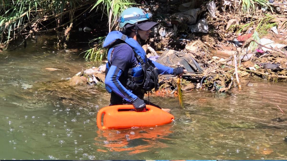 Bomberos del Cuartel Central (incluyendo buzos especializados) se sumaron al operativo de rastreo de la mujer de unos 50 años. Bomberos del Cuartel Central (incluyendo buzos especializados) se sumaron al operativo de rastreo de la mujer de unos 50 años.