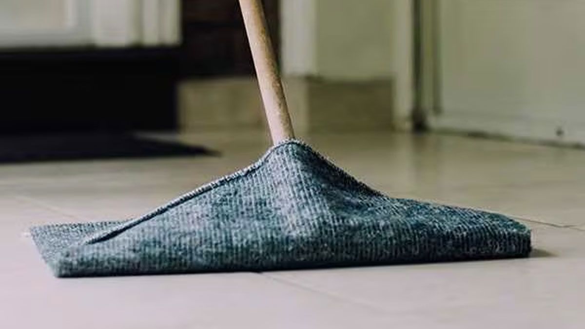 El trapo de piso es muy útil para limpiar, pero suele dejar vetas. El trapo de piso es muy útil para limpiar, pero suele dejar vetas.