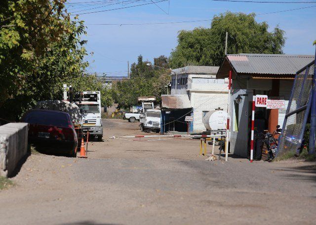 Delincuentes a los tiros en el depósito municipal, hirieron a un guardia y prendieron fuego a dos vehículos