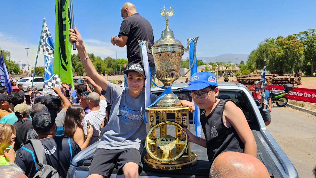 La Copa en casa. El sueño de ser campeón del Turismo Carretera se inició en 1947 con Pablo Gullé. Julián Santero lo concretó esta temporada 2024. La Copa en casa. El sueño de ser campeón del Turismo Carretera se inició en 1947 con Pablo Gullé. Julián Santero lo concretó esta temporada 2024.