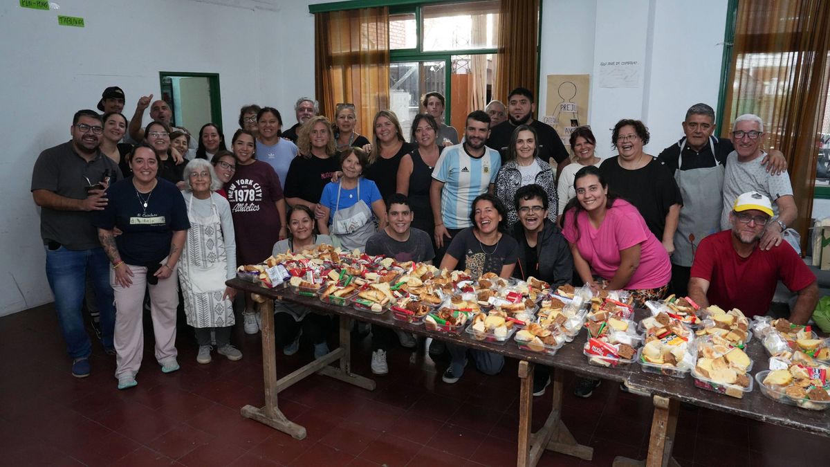 El comedor de la Capilla de Carrodilla, se sostiene todas las semanas gracias a la labor solidaria de más de 40 voluntarios y voluntarias que cocinan y preparan merienda para las personas que asisten. El comedor de la Capilla de Carrodilla, se sostiene todas las semanas gracias a la labor solidaria de más de 40 voluntarios y voluntarias que cocinan y preparan merienda para las personas que asisten.