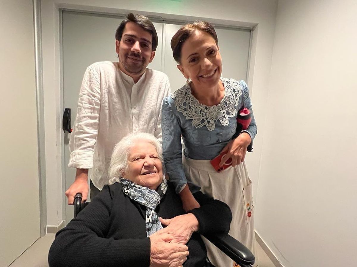 Joaquín junto a su mamá y su abuela Fenicia, detrás de escena de La Bohème, ópera en la que Verónica interpretó a Mimi. Joaquín junto a su mamá y su abuela Fenicia, detrás de escena de La Bohème, ópera en la que Verónica interpretó a Mimi.