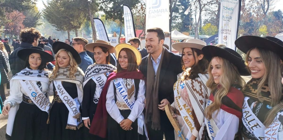 Ministro de Defensa Luis Petri, con candidatas a Reina de la Ganadería. Ministro de Defensa Luis Petri, con candidatas a Reina de la Ganadería.