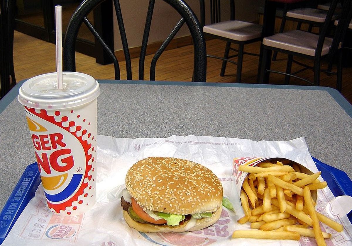 El combo de la hamburguesa Whopper con papas y bebida tiene un valor de $4.999 en todas las sucursales del país El combo de la hamburguesa Whopper con papas y bebida tiene un valor de $4.999 en todas las sucursales del país
