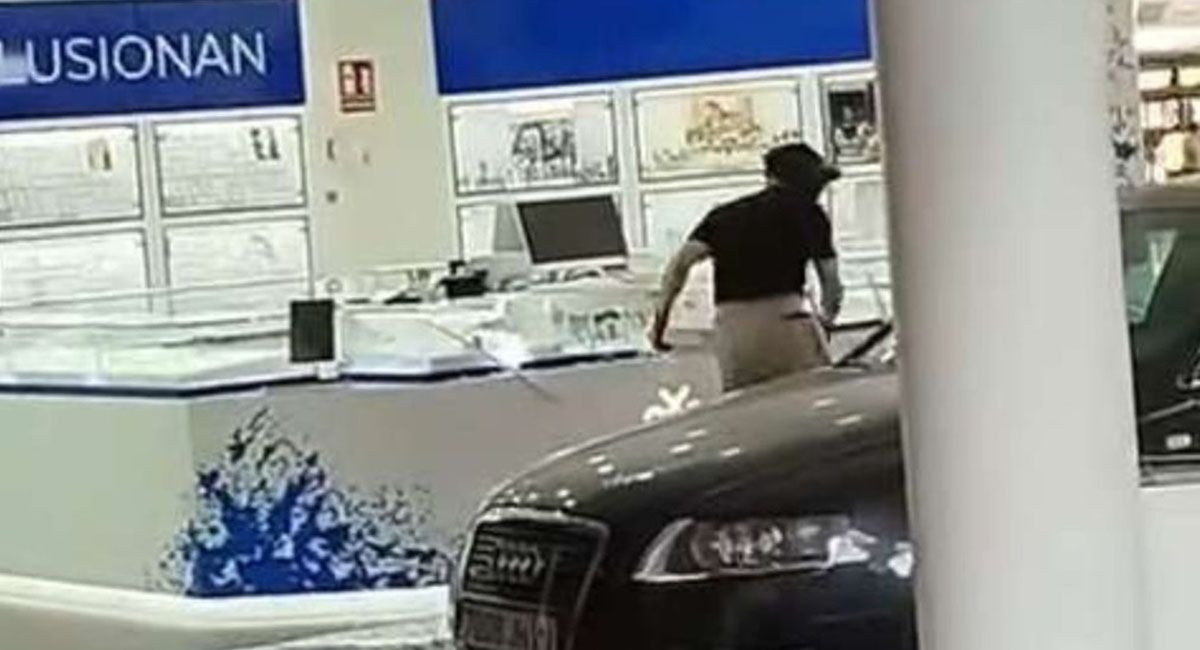 Impactante: ladrones entraron en auto a un shopping
