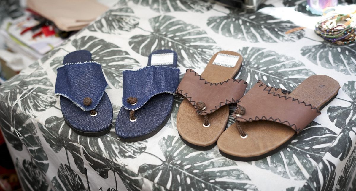 María fabrica el calzado a partir de telas de jean reutilizadas. María fabrica el calzado a partir de telas de jean reutilizadas.