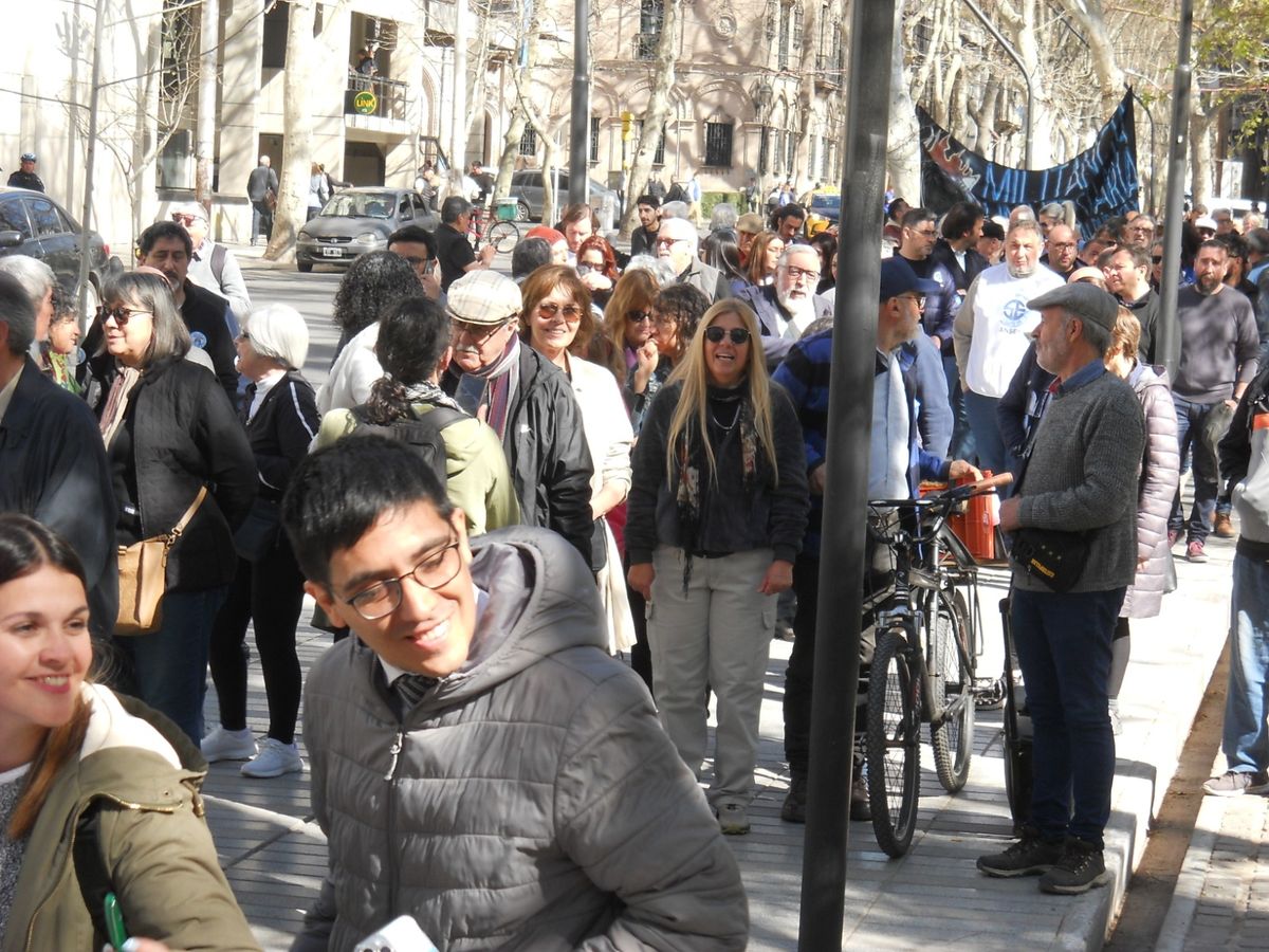 Jubilados de Mendoza reclamaron contra el veto de Javier Milei y el límite a los remedios gratuitos