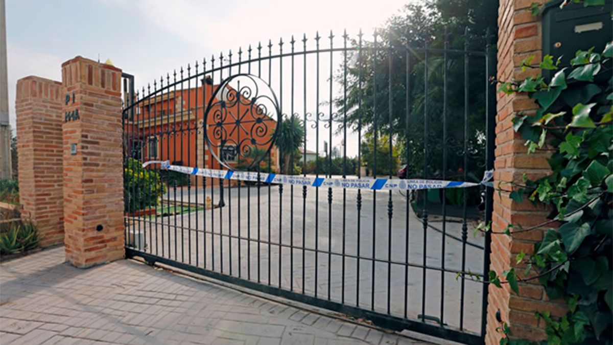 Esta es la vivienda donde fueron descubiertos los cuerpos sin vida. (EFE).