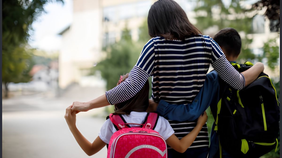 Las tareas de cuidado, una situación ineludible en niños pequeños, tiene dos formas de resolverse: o con dinero o poniendo el cuerpo y el tiempo. Si no se accede a la primera solución, una mujer que cría sola no puede eludir de ninguna forma la segunda. Las tareas de cuidado, una situación ineludible en niños pequeños, tiene dos formas de resolverse: o con dinero o poniendo el cuerpo y el tiempo. Si no se accede a la primera solución, una mujer que cría sola no puede eludir de ninguna forma la segunda.