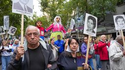 Siete años (de 1966 a 1973) soportamos la Revolución Argentina. Otros siete (de 1976 a 1983) padecimos el Proceso de Reorganización Nacional. Catorce años de dictaduras nos robaron el derecho a votar. En la imagen, la marcha por el Día de la Memoria en Mendoza. Siete años (de 1966 a 1973) soportamos la Revolución Argentina. Otros siete (de 1976 a 1983) padecimos el Proceso de Reorganización Nacional. Catorce años de dictaduras nos robaron el derecho a votar. En la imagen, la marcha por el Día de la Memoria en Mendoza.