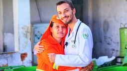 Siempre estuve orgulloso de ella: se recibió de enfermero y homenajeó a su madre recolectora de basura