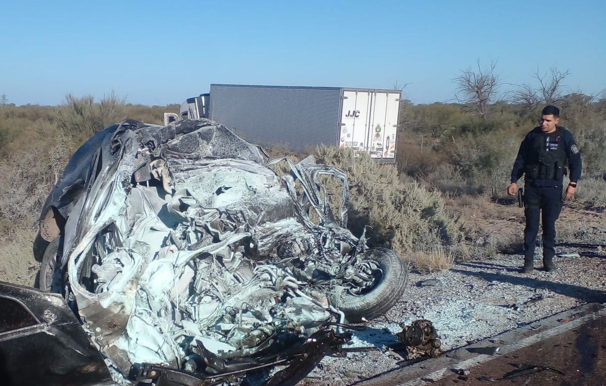 El conductor de una camioneta Duster murió en el acto. El conductor de una camioneta Duster murió en el acto.