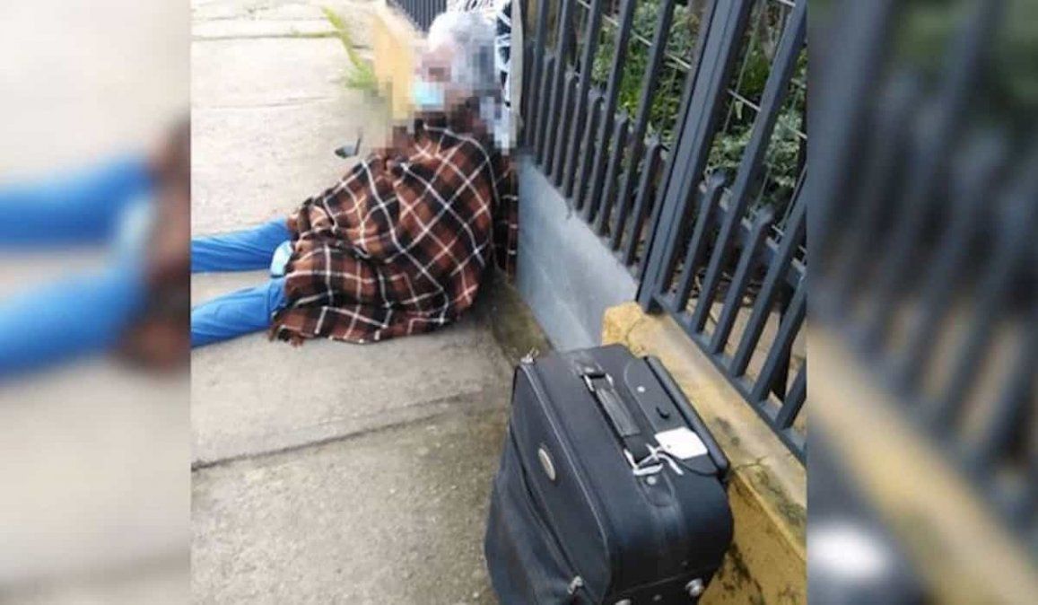La mujer de 88 años que sufrió el desalojo sentada en la vereda
