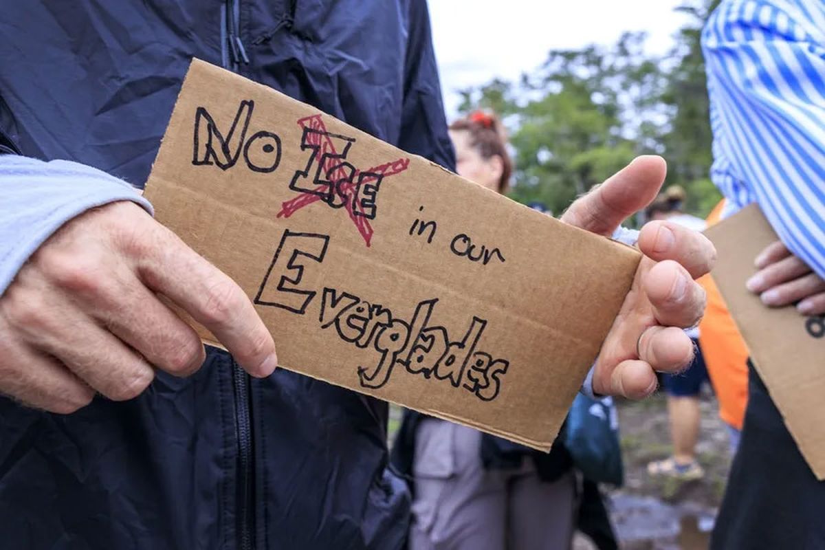 Una persona sostiene un cartel de protesta contra las detenciones por parte de agentes federales del ICE a inmigrantes a las afueras del centro. Crédito: EFE/ Cristobal Herrera-Ulashkevich. Una persona sostiene un cartel de protesta contra las detenciones por parte de agentes federales del ICE a inmigrantes a las afueras del centro. Crédito: EFE/ Cristobal Herrera-Ulashkevich.