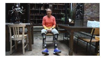 Un escalador chino de 70 años amputado de ambas piernas escaló el Everest