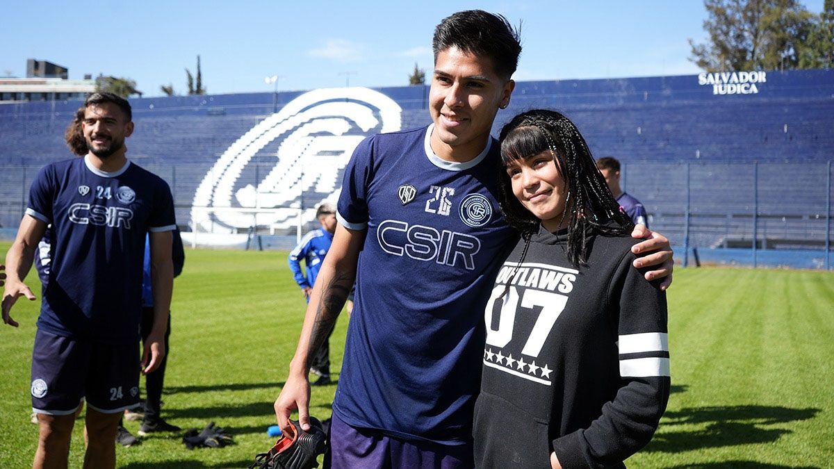 Luciano Paz con una de las chicas que llegó a conocer a los integrantes de La Lepra. Luciano Paz con una de las chicas que llegó a conocer a los integrantes de La Lepra.