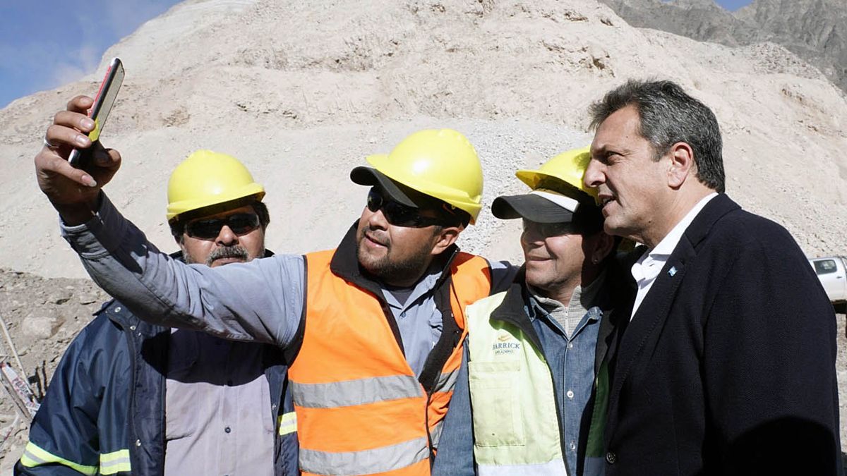 Selfie. Un obrero sanjuanino se sacó la foto con Massa.