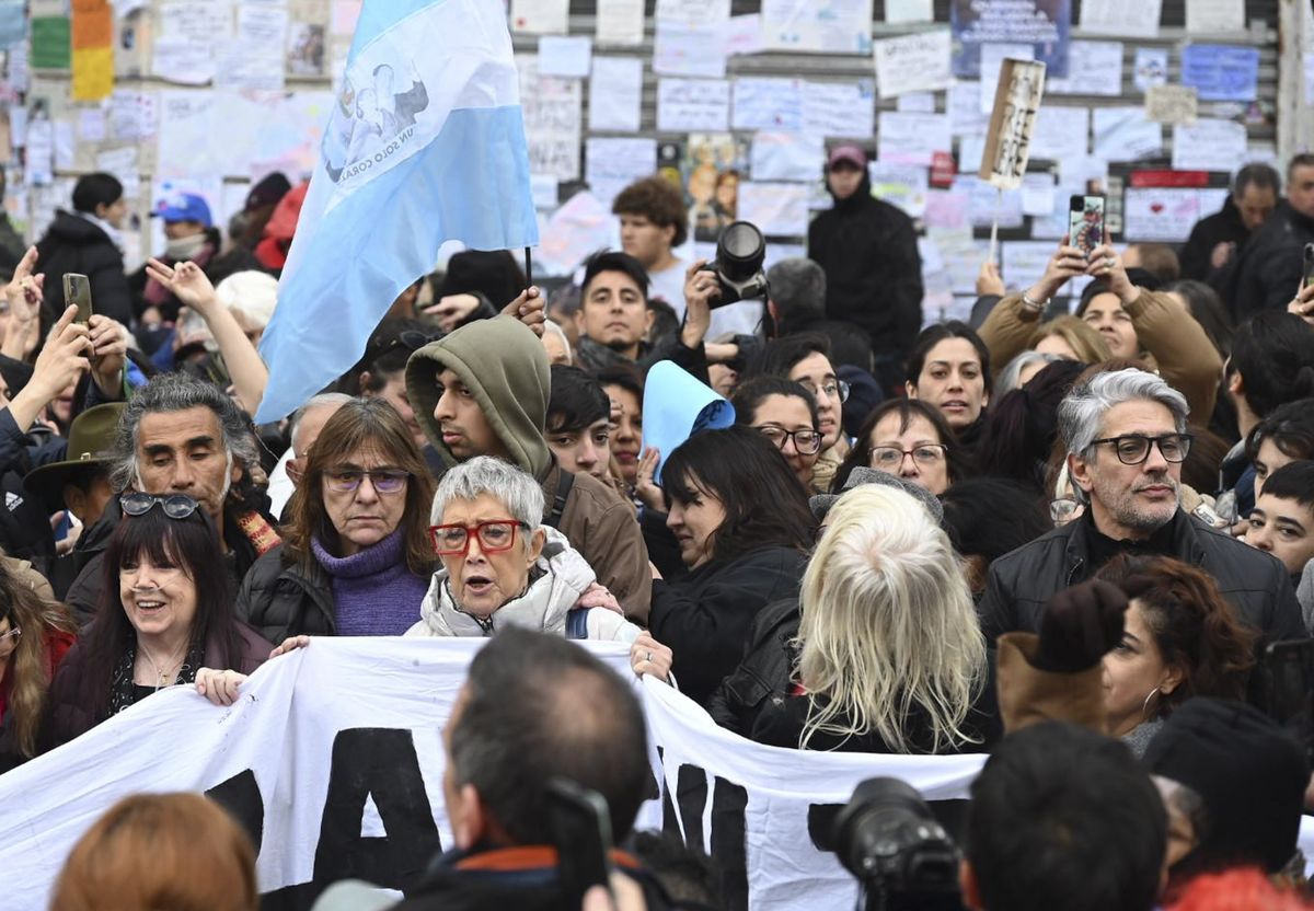 Desde que Cristina Kirchner fue condenada, la militancia kirchnerista realiza una vigilia en las puertas de su departamento en el barrio porteño de Monserrat. Desde que Cristina Kirchner fue condenada, la militancia kirchnerista realiza una vigilia en las puertas de su departamento en el barrio porteño de Monserrat.