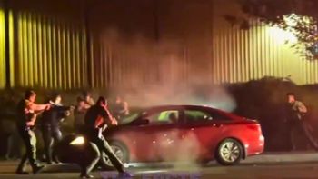 Investigan a 8 policías que acribillaron a un hombre en un auto