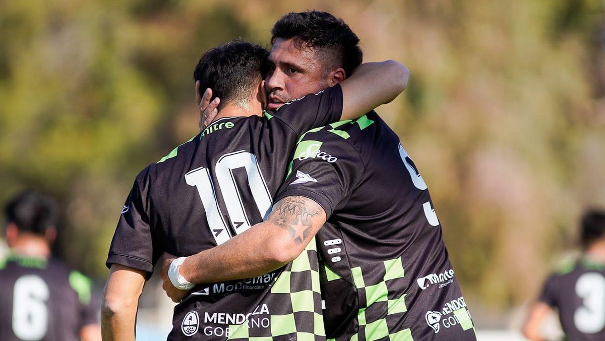 Luis Silba y Leandro Ciccolini festejan el triunfo de Gimnasia y Esgrima. Luis Silba y Leandro Ciccolini festejan el triunfo de Gimnasia y Esgrima.