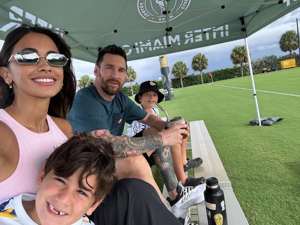 Antonela, Lionel, Ciro y Mateo alentando a Thiago Messi en las inferiores del Inter Miami. Antonela, Lionel, Ciro y Mateo alentando a Thiago Messi en las inferiores del Inter Miami. 