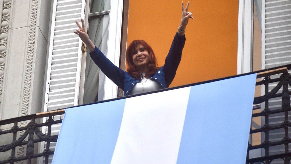 Saluda Cristina Kirchner desde el balcón de San José 1111, en el barrio porteño de Constitución, donde cumple arresto domiciliario con tobillera por la condena por el caso Vialidad. Desde ese domicilio sigue las audiencias del nuevo juicio, ahora por los Saluda Cristina Kirchner desde el balcón de San José 1111, en el barrio porteño de Constitución, donde cumple arresto domiciliario con tobillera por la condena por el caso Vialidad. Desde ese domicilio sigue las audiencias del nuevo juicio, ahora por los