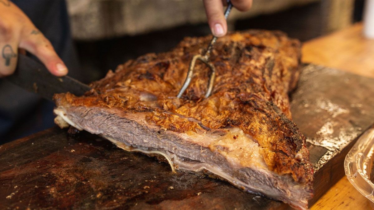Los expertos del asado recomiendan dar vuelta la carne una sola vez durante la cocción en la parrilla.