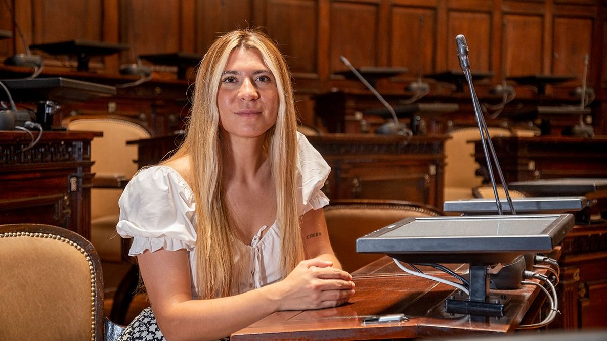 Todo estalló el 3 de junio de 2025. Durante una reunión en la sede de la calle Garibaldi, la diputada provincial y presidenta del Fútbol Femenino, Giuliana Díaz, notó algo extraño en los nuevos aptos físicos. Y allí comenzó el escándalo en la Liga Mendocina de Fútbol. Todo estalló el 3 de junio de 2025. Durante una reunión en la sede de la calle Garibaldi, la diputada provincial y presidenta del Fútbol Femenino, Giuliana Díaz, notó algo extraño en los nuevos aptos físicos. Y allí comenzó el escándalo en la Liga Mendocina de Fútbol.