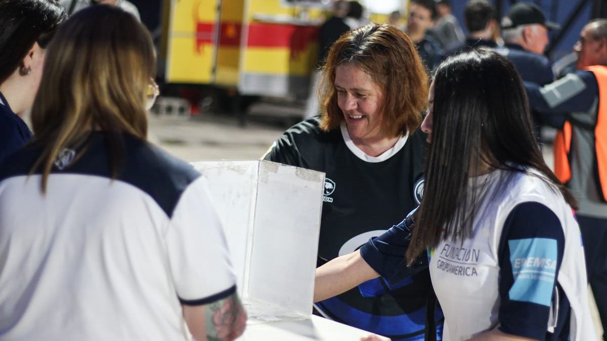 La gran labor solidaria se realizó en el estadio de Independiente Rivadavia. La gran labor solidaria se realizó en el estadio de Independiente Rivadavia.