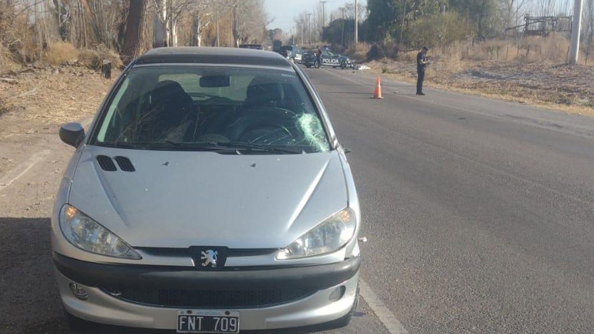 El automóvil Peugeot 206 al mando de una mujer de 69 años fue impactado por una moto