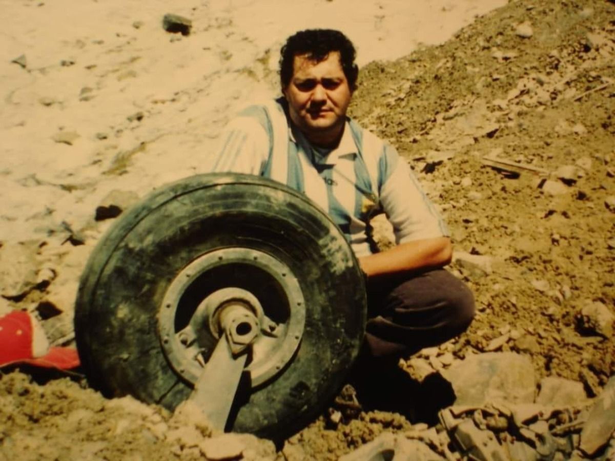 Bollati en 1997, cuando fue por primera vez al Valle de las Lágrimas. En la imagen posa junto al tren de nariz del Fairchild FH 227 F.A.U.571. Según relata él, por entonces la rueda Bollati en 1997, cuando fue por primera vez al Valle de las Lágrimas. En la imagen posa junto al tren de nariz del Fairchild FH 227 F.A.U.571. Según relata él, por entonces la rueda
