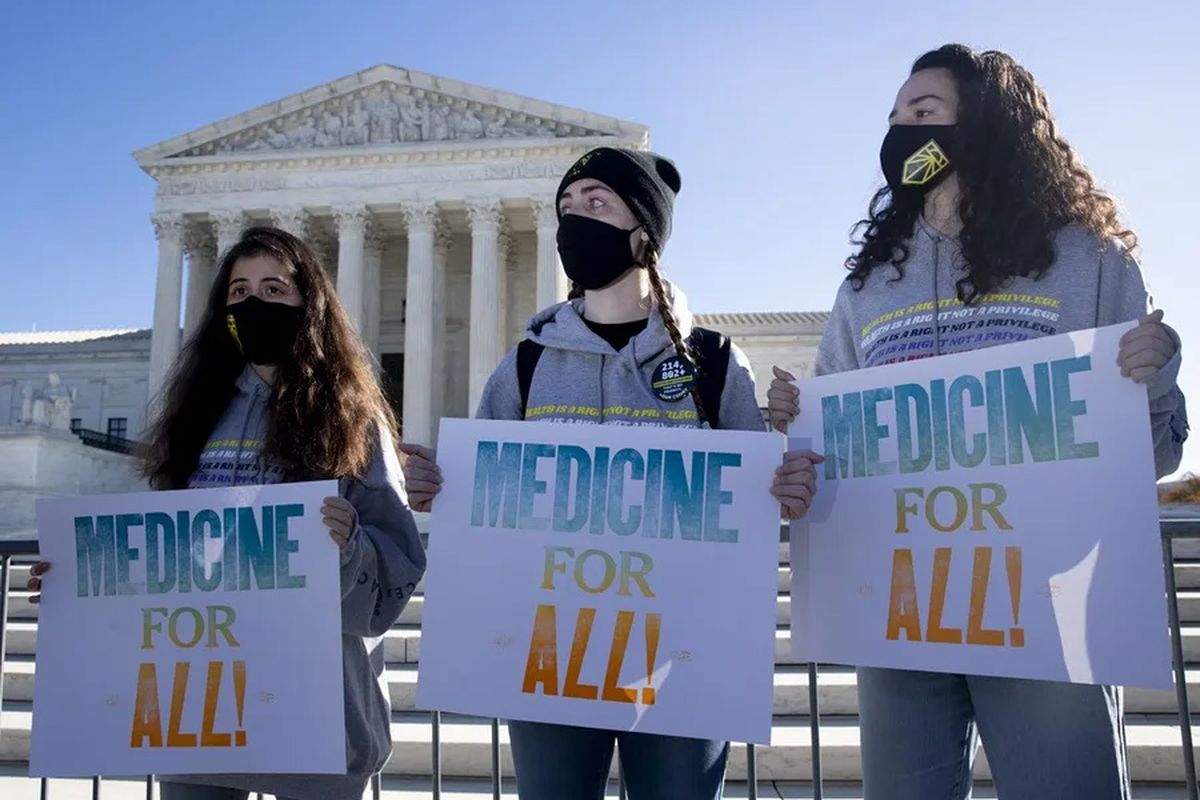 Simpatizantes de la Ley de Cuidado de la Salud Asequible (ACA) se manifiestan frente a la Corte Suprema de Estados Unidos (Archivo). Cr&eacute;dito: EFE/EPA/Michael Reynolds.