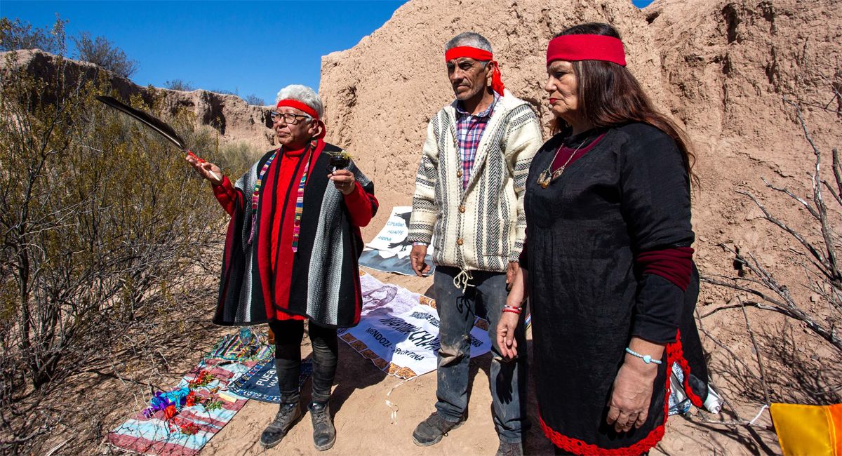 Parte de la ceremonia que se realizó como muestra de respeto a los humanos que habitaron el lugar.
